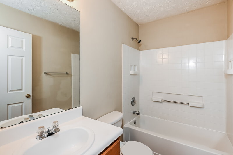 1,580/Mo, 5777 Strathmoor Manor Cir Lithonia, GA 30058 Main Bathroom View 2