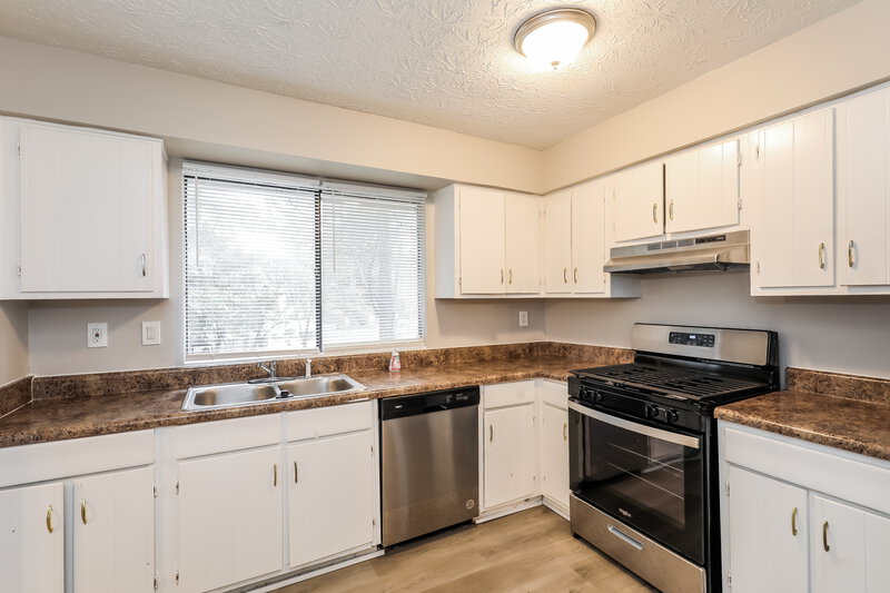 1,675/Mo, 7491 Penland Dr Riverdale, GA 30296 Kitchen View 2