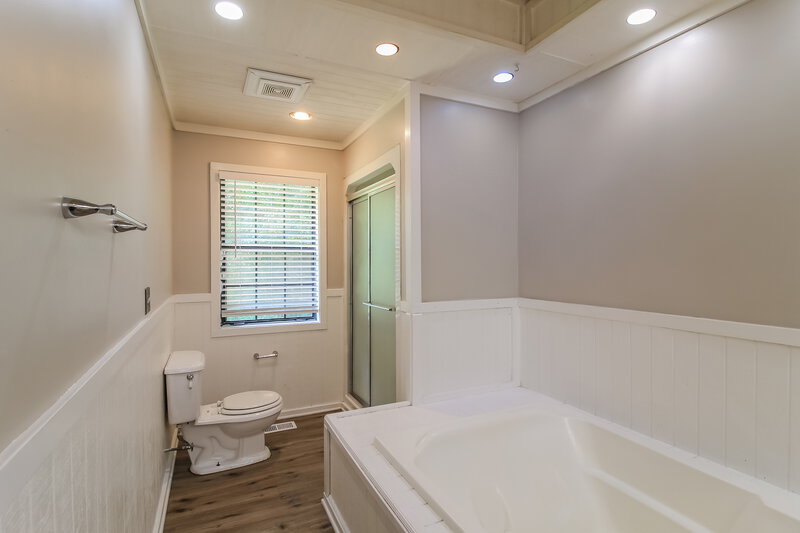 1,900/Mo, 9227 Chestnut Lake Dr Jonesboro, GA 30236 Main Bathroom View