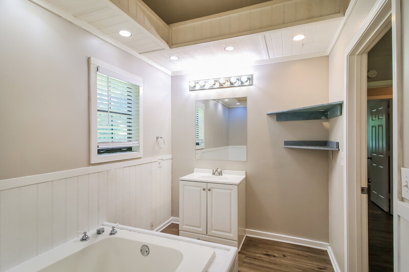 1,900/Mo, 9227 Chestnut Lake Dr Jonesboro, GA 30236 Main Bathroom View 2