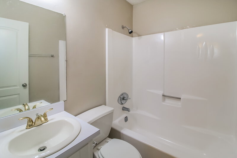 1,900/Mo, 9227 Chestnut Lake Dr Jonesboro, GA 30236 Bathroom View