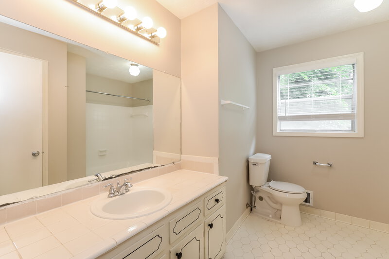 1,830/Mo, 4436 Colony East Dr Stone Mountain, GA 30083 Main Bathroom View