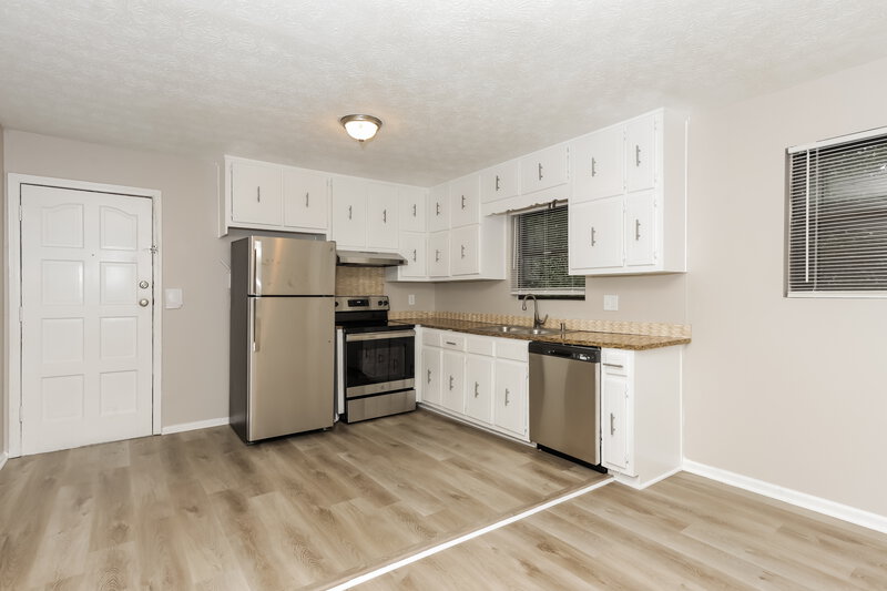 1,705/Mo, 8173 Creek St Jonesboro, GA 30236 Kitchen View 2