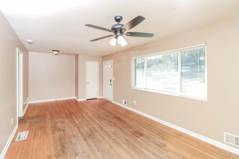 1,490/Mo, 3711 West County Line Road Douglasville, GA 30134 Living Room View 2