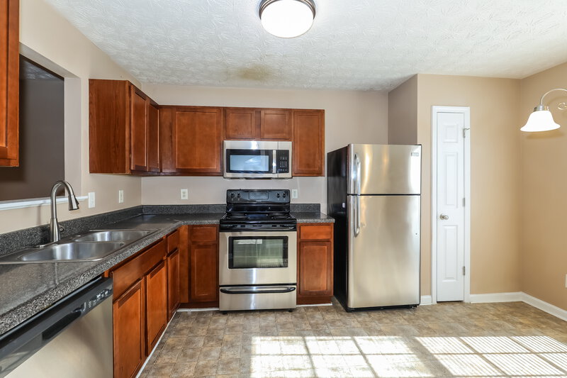 1,450/Mo, 1870 Grove Way Hampton, GA 30228 Kitchen View