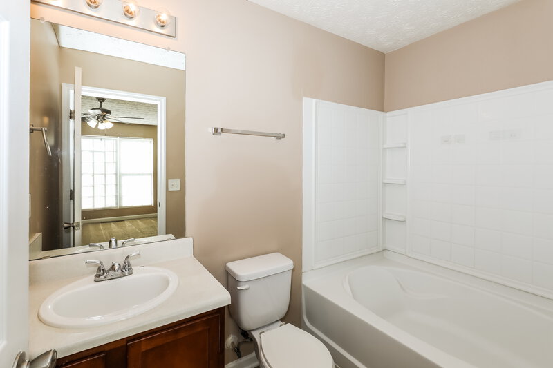 1,450/Mo, 1870 Grove Way Hampton, GA 30228 Main Bathroom View