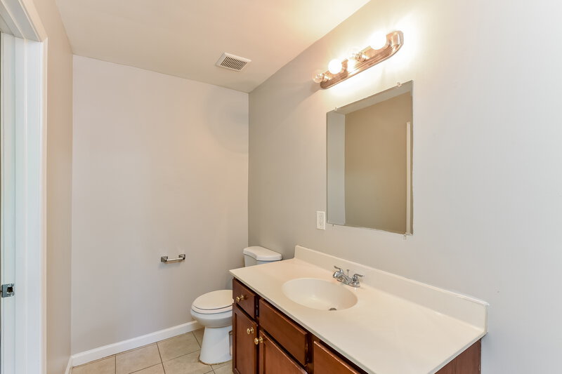 0/Mo, 2783 McAfee Road Decatur, GA 30032 Main Bathroom View