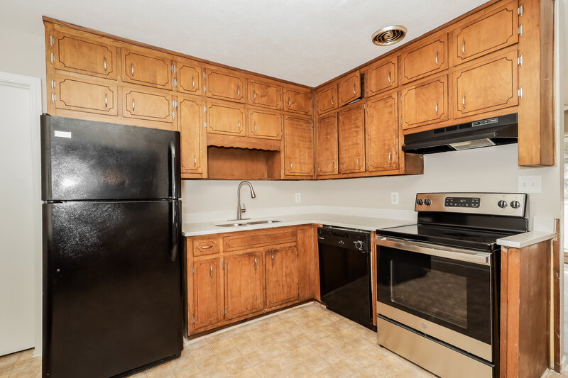 1,505/Mo, 635 Roxbury Drive Riverdale, GA 30274 Kitchen View