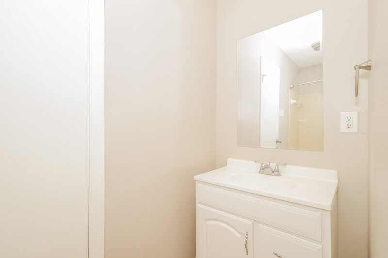 1,505/Mo, 635 Roxbury Drive Riverdale, GA 30274 Main Bathroom View