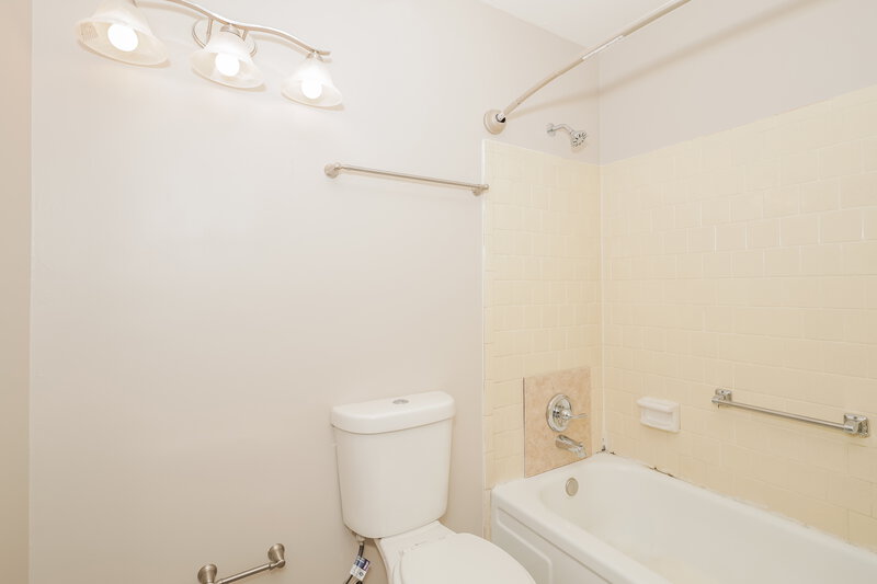 1,505/Mo, 635 Roxbury Drive Riverdale, GA 30274 Main Bathroom View 2