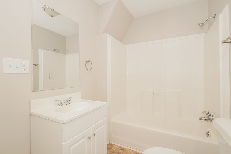 1,505/Mo, 635 Roxbury Drive Riverdale, GA 30274 Bathroom View