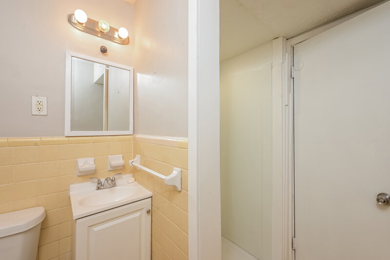 1,780/Mo, 2407 Oakridge Court Decatur, GA 30032 Main Bathroom View