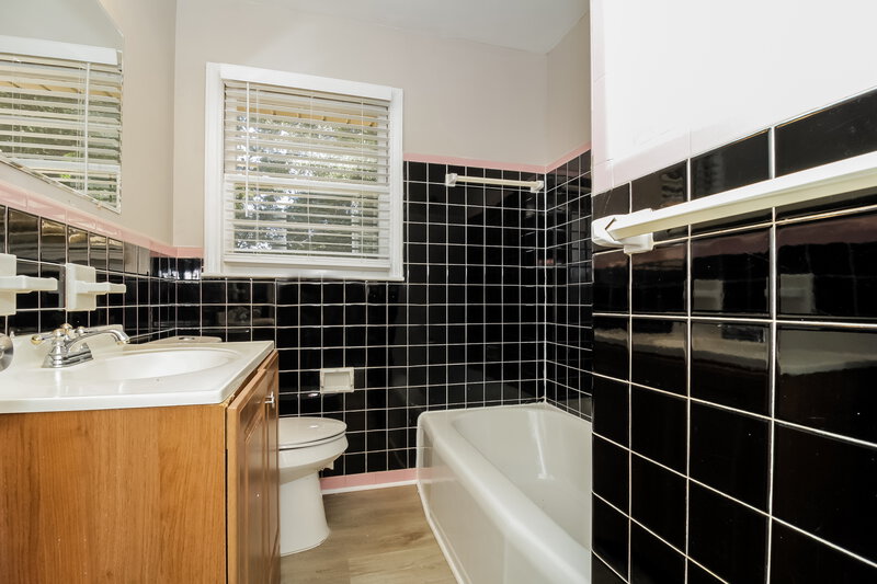 2,045/Mo, 2082 Warren Drive SW Austell, GA 30106 Main Bathroom View