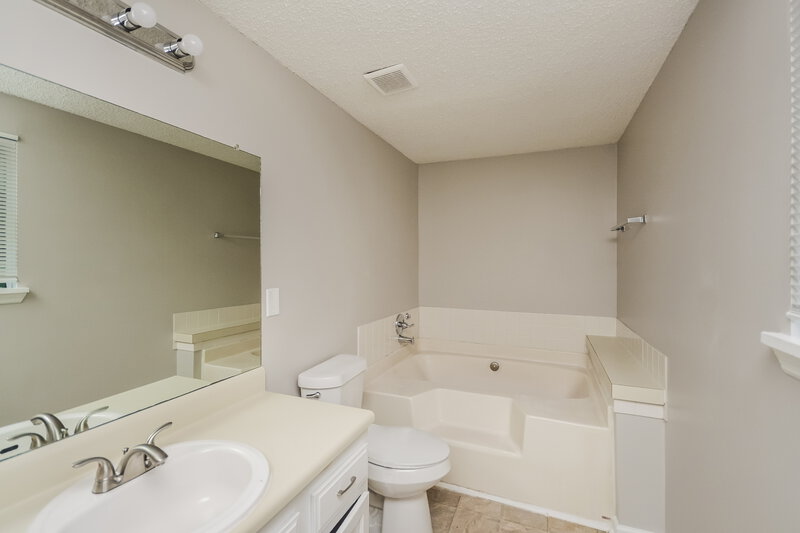 0/Mo, 6766 Browns Mill Lake Road Lithonia, GA 30038 Main Bathroom View