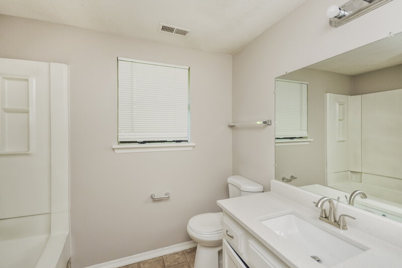 0/Mo, 6766 Browns Mill Lake Road Lithonia, GA 30038 Bathroom View