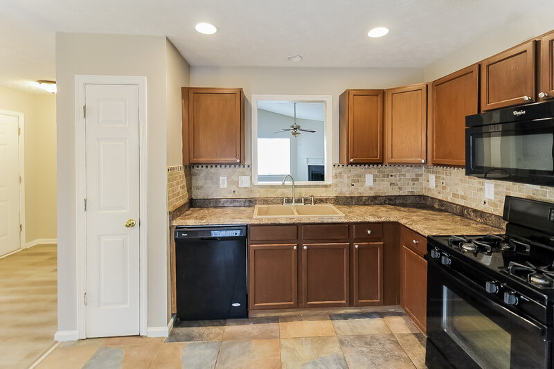 2,005/Mo, 152 Strawbridge Trace Lawrenceville, GA 30044 Kitchen View 2