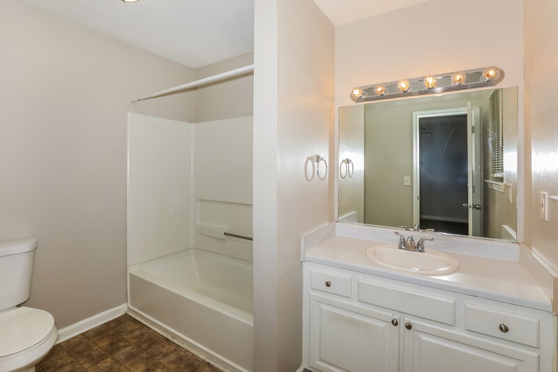 1,645/Mo, 2497 Brianna Drive Hampton, GA 30228 Main Bathroom View