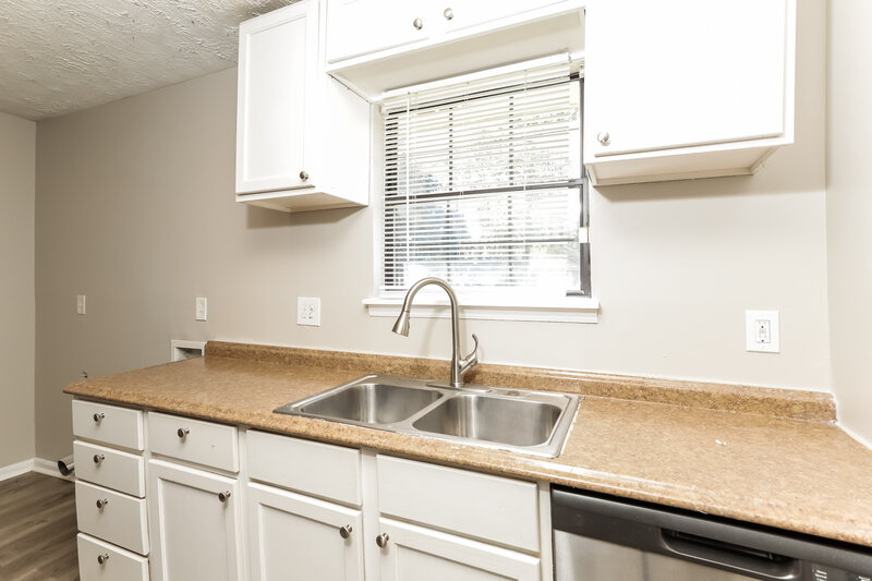 2,150/Mo, 5926 Dart Dr Lithonia, GA 30058 Kitchen View 2
