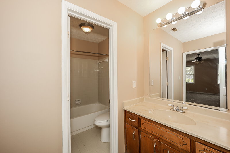 1,950/Mo, 430 Hillsdale Drive Fayetteville, GA 30214 Main Bathroom View