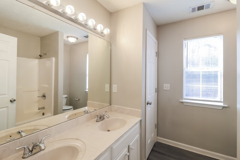 1,670/Mo, 1113 Spring Creek Circle Griffin, GA 30223 Main Bathroom View