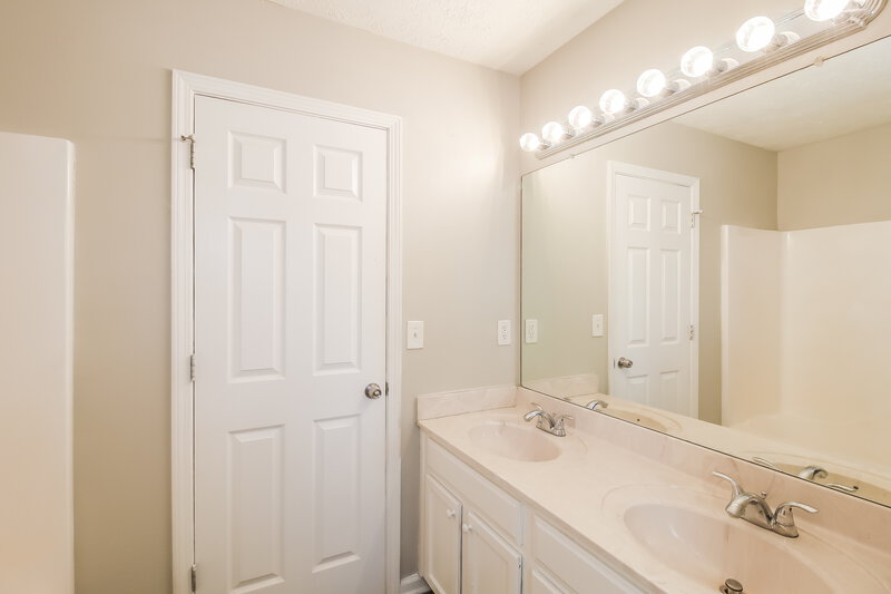 1,670/Mo, 1113 Spring Creek Circle Griffin, GA 30223 Main Bathroom View 2