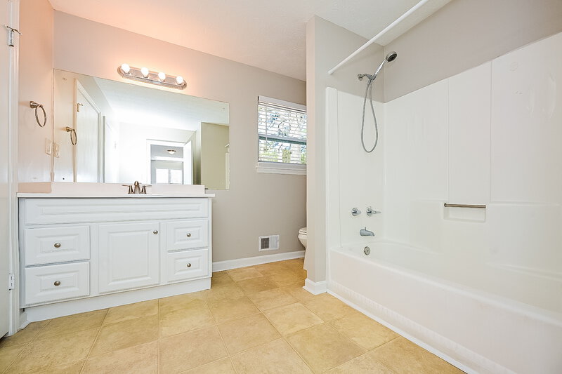 1,890/Mo, 1357 DIPLOMAT Dr Riverdale, GA 30296 Main Bathroom View