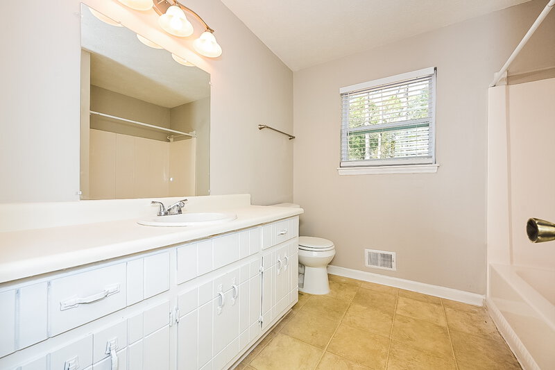 1,890/Mo, 1357 DIPLOMAT Dr Riverdale, GA 30296 Bathroom View