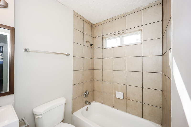 0/Mo, 2924 SPRINGSIDE PL Atlanta, GA 30354 Main Bathroom View