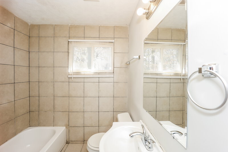 0/Mo, 2924 SPRINGSIDE PL Atlanta, GA 30354 Bathroom View