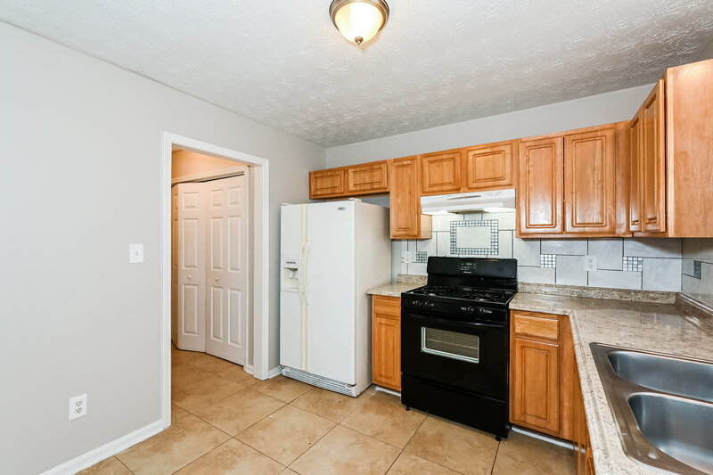 1,555/Mo, 10139 Jefferson Village Drive SW Covington, GA 30014 Kitchen View 2
