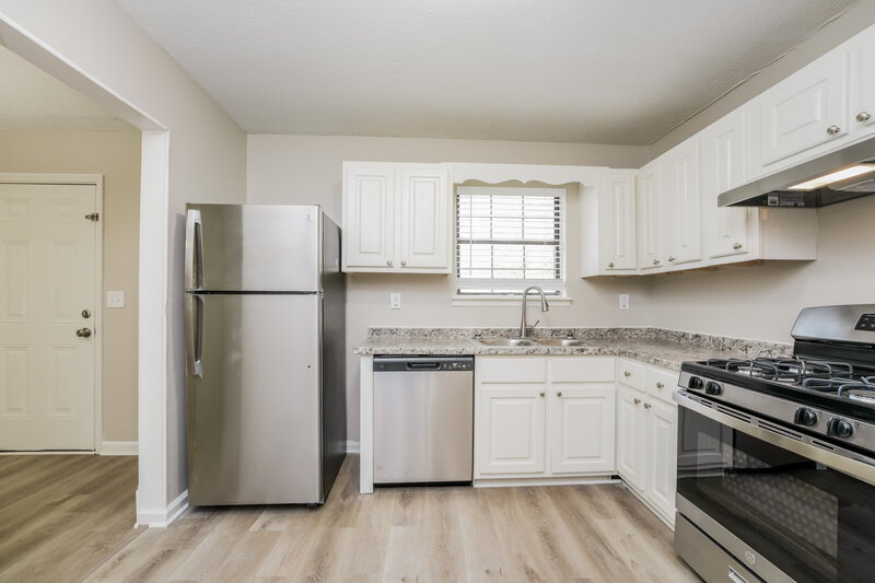 1,755/Mo, 2171 CHEROKEE VALLEY CIR Lithonia, GA 30058 Kitchen View 2