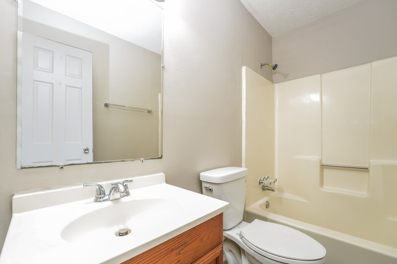 1,755/Mo, 2171 CHEROKEE VALLEY CIR Lithonia, GA 30058 Main Bathroom View