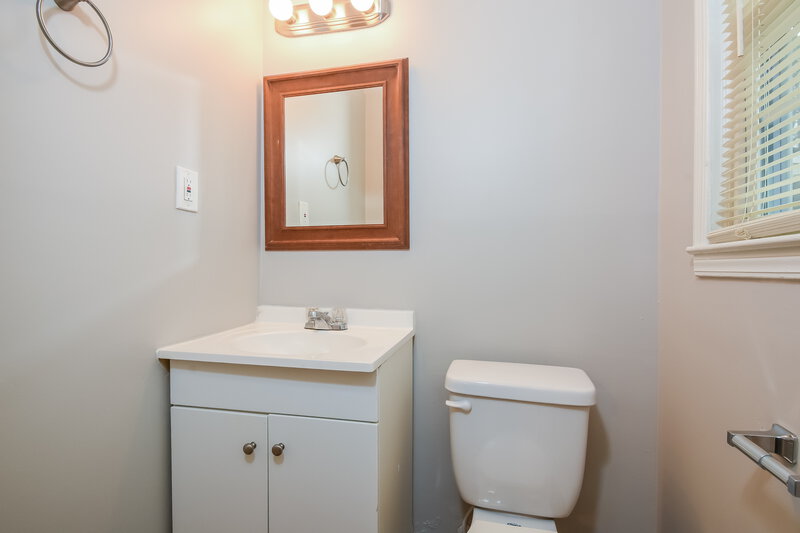 1,600/Mo, 131 Ann Trail Powder Springs, GA 30127 Main Bathroom View