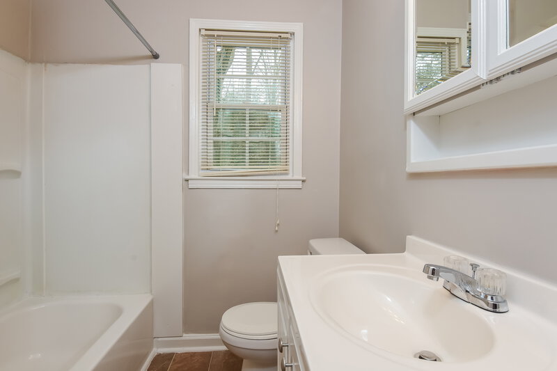 1,600/Mo, 131 Ann Trail Powder Springs, GA 30127 Bathroom View