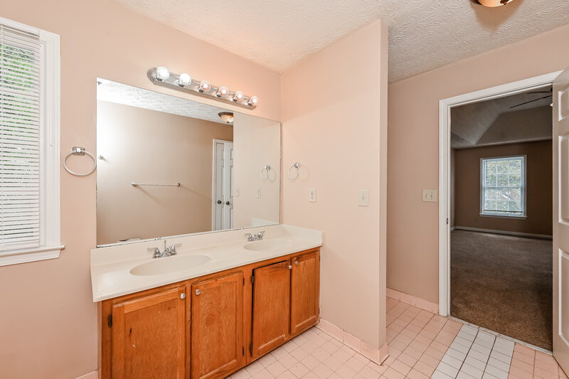 2,350/Mo, 2128 Blue Martin Court Lawrenceville, GA 30044 Main Bathroom View 2