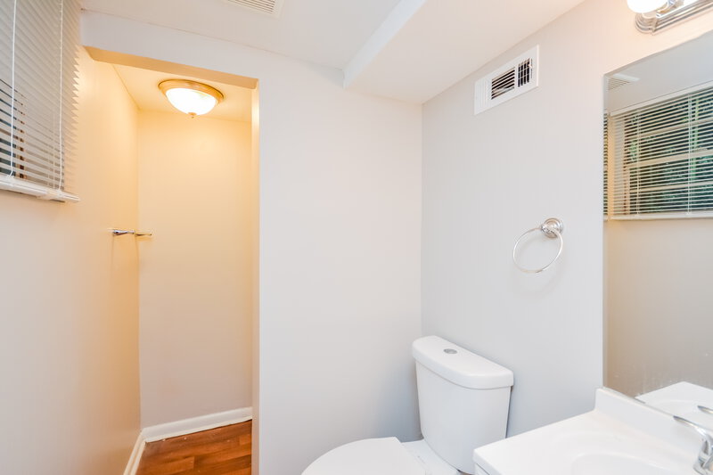 1,775/Mo, 1515 Malibu Court Decatur, GA 30035 Main Bathroom View