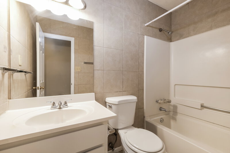 1,685/Mo, 4514 Old Lake Drive Decatur, GA 30034 Bathroom View