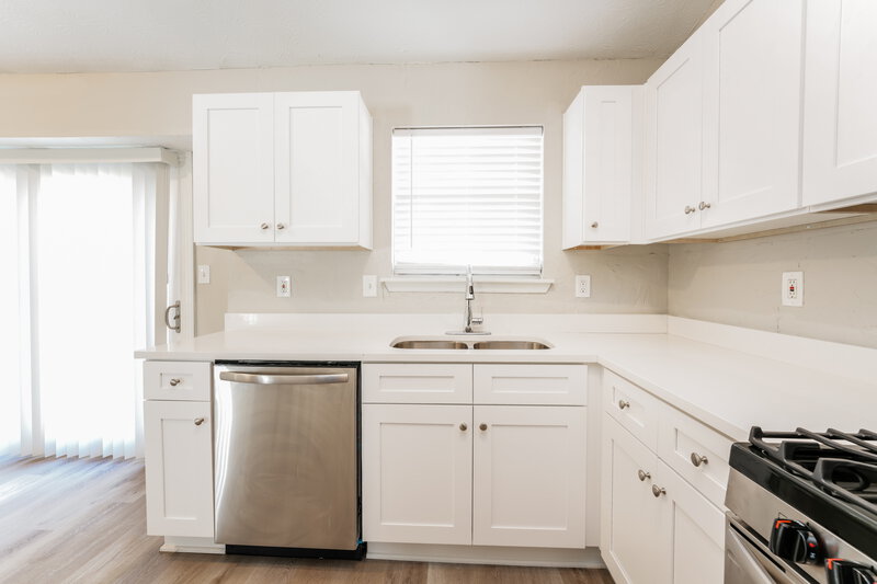 1,800/Mo, 6155 Marbut Farms Chase Lithonia, GA 30058 Kitchen View 2