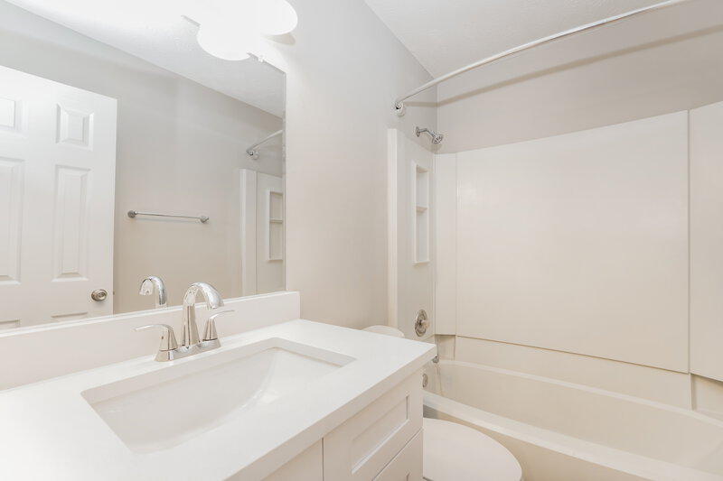 1,800/Mo, 6155 Marbut Farms Chase Lithonia, GA 30058 Main Bathroom View