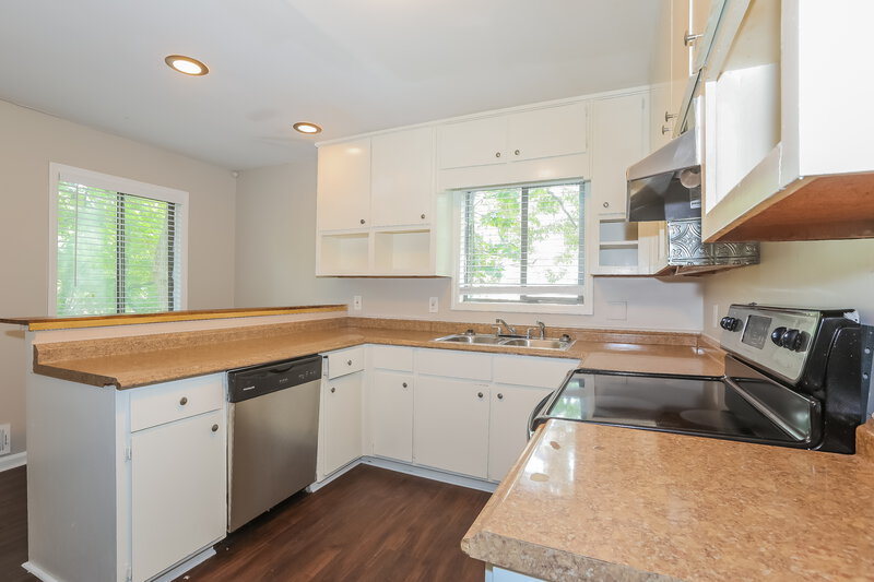 0/Mo, 581 Rock Shadow Court Stone Mountain, GA 30087 Kitchen View