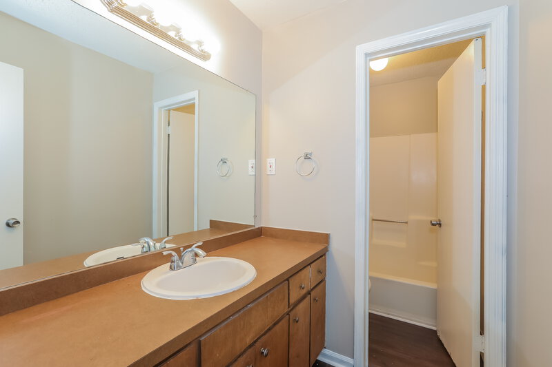 0/Mo, 581 Rock Shadow Court Stone Mountain, GA 30087 Main Bathroom View