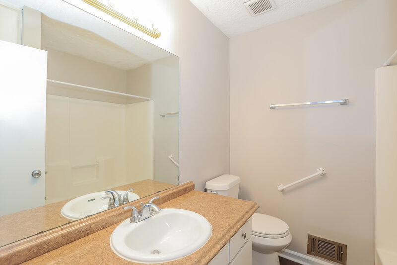0/Mo, 581 Rock Shadow Court Stone Mountain, GA 30087 Bathroom View