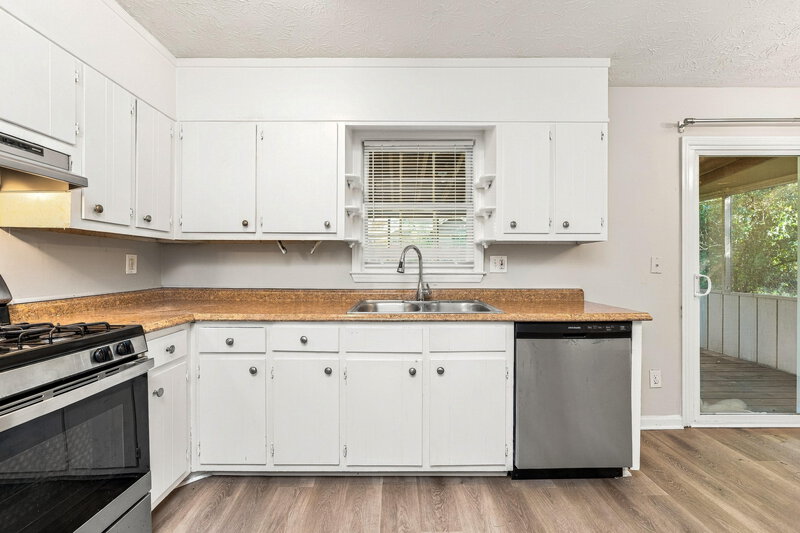 1,490/Mo, 927 Sigman Road NW Conyers, GA 30012 Kitchen View 2