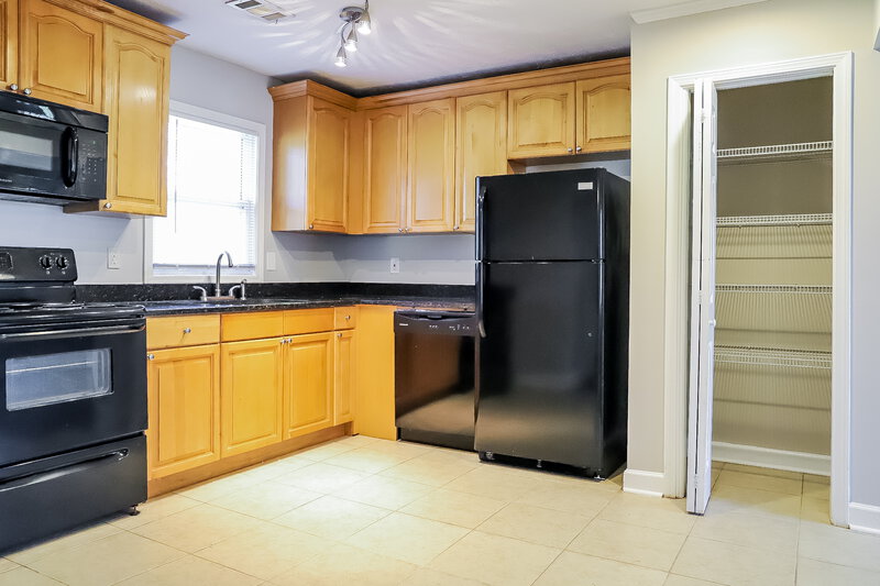 1,600/Mo, 302 Wren Circle Austell, GA 30168 Kitchen View 3