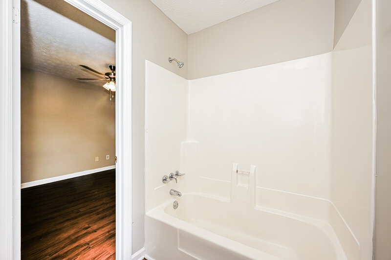 1,790/Mo, 1161 Salisbury Trl Riverdale, GA 30296 Main Bathroom View 2