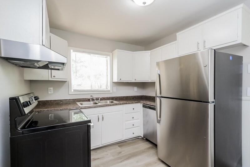 2,200/Mo, 1556 Wren Road Jonesboro, GA 30238 Kitchen View