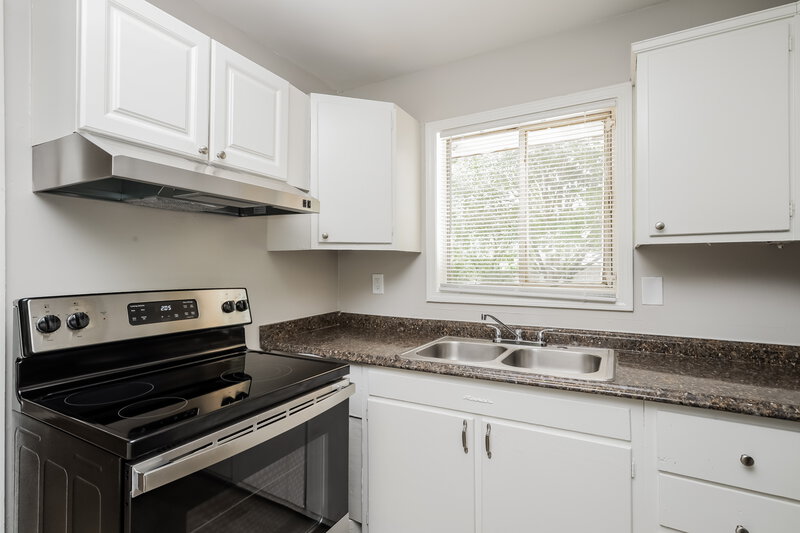 2,200/Mo, 1556 Wren Road Jonesboro, GA 30238 Kitchen View 2