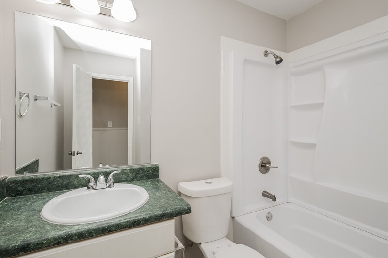 2,200/Mo, 1556 Wren Road Jonesboro, GA 30238 Main Bathroom View