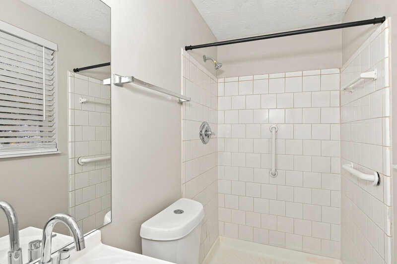 2,250/Mo, 6818 Graves Mill Drive Norcross, GA 30093 Primary Bathroom View 2