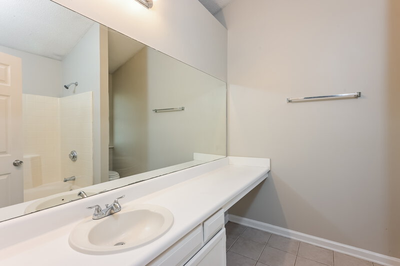 1,725/Mo, 702 Fair Harbor Drive Lithonia, GA 30058 Main Bathroom View